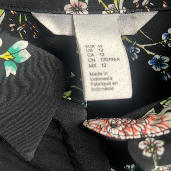 H&M size 12 button down blouse - Picture 9 of 9